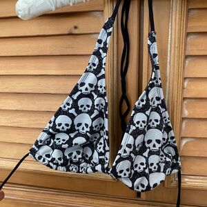 Bikini top with iconic skulls and crossbones